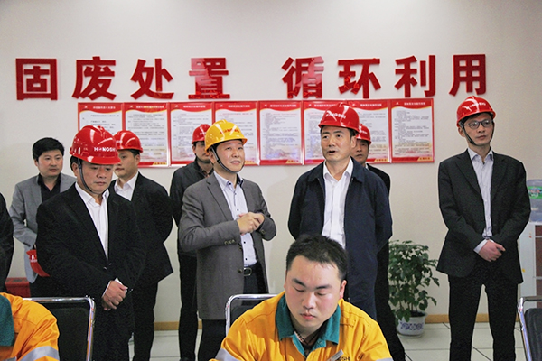 2016年3月，浙江省人大常委會副主任趙光君（右二，時任金華市委書記）來集團調研水泥窯協同處置固廢項目，肯定集團在“五水共治”、環境保護等方面作出的貢獻