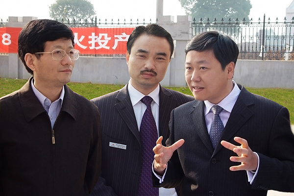 2004年12月，時任江西省委書記孟建柱（左一）視察高安紅獅，指示加快項目建設，為江西水泥行業結構調整作出貢獻