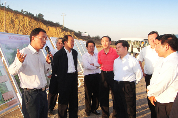 2009年11月，時任雲南省委書記李紀恒（右三）來宜良紅獅調研，支持紅獅在雲南發展